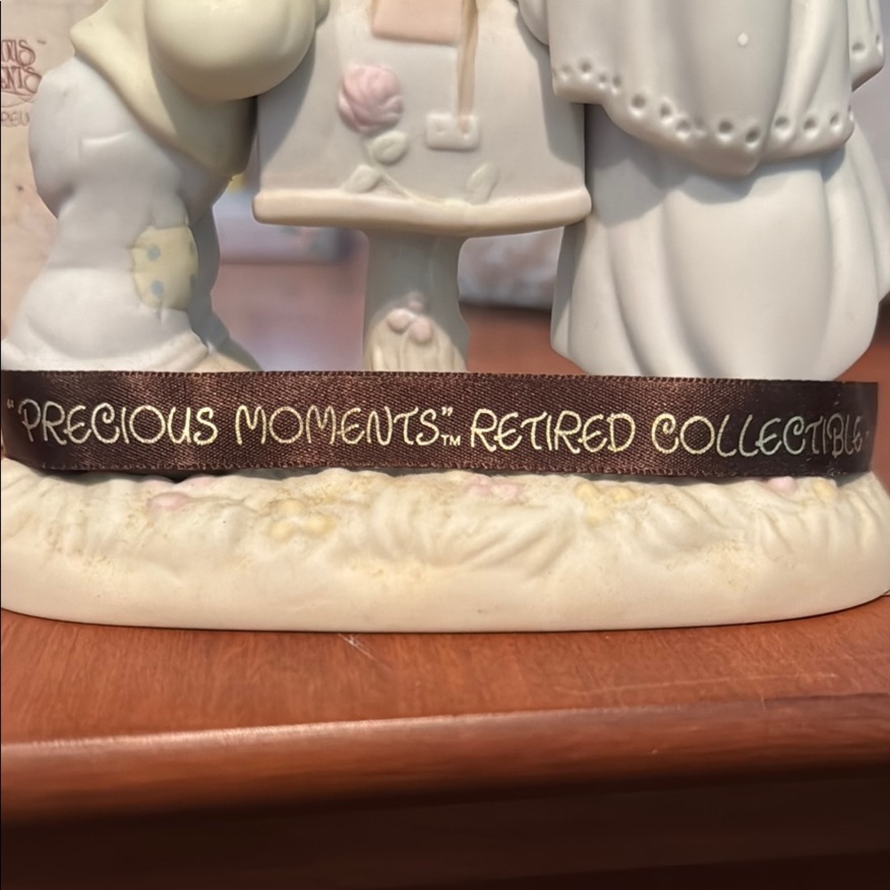 Precious Moments retired, sealed with a kiss - Picture 3 of 4